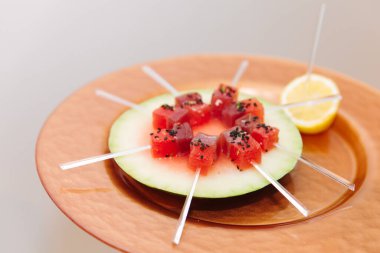 Renkli jöle küpleri limonla süslenmiş taze bir karpuz diliminin üzerinde otururlar. Yaz için mükemmel bir yer..