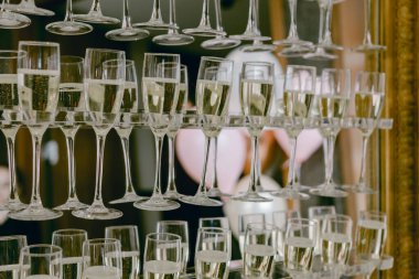 Köpüklü içeceklerle dolu zarif bir bardak düzeni neşeli bir kutlamanın neşeli atmosferini yansıtır..