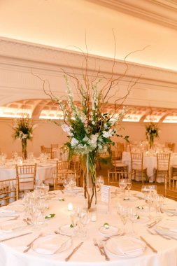 Çiçek aranjmanları ve zarif masalar özel bir düğün için romantik bir ortam yaratır..