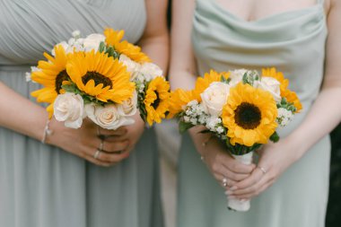 İki nedime düğün kutlamalarında güzel çiçek buketleri ve beyaz güller taşır..