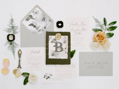 Çok güzel düzenlenmiş bir düğün süitinde çiçek desenleri ve kişiselleştirilmiş unsurlar sergileniyor. Ayarlar yumuşak renkler ve zarif aksanlar içeriyor. Romantik bir olay için mükemmel..