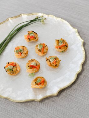 Renkli aperatifler zarif bir tabakta güzelce düzenlenir. Her ısırık büyüklüğünde parça taze sebzelerle kaplıdır. Mutfak yaratıcılığı ve tazeliğin bir karışımını sergiler..