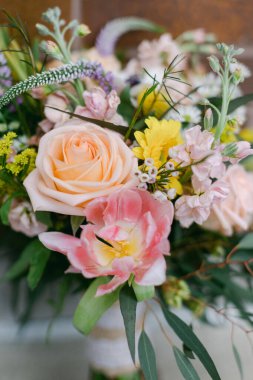 Güzel bir buket yumuşak gül, canlı laleler ve bahar kutlaması için kır çiçekleri..