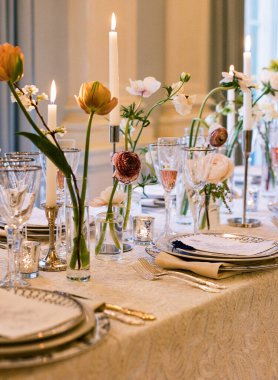 Çiçekli süsler ve mumlarla nefis bir yemek misafirler için davetkar bir ortam yaratır..