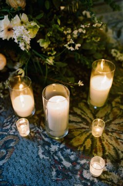 Mumlar, taze çiçeklerle çevriliyken hafifçe parlarlar. Rahatlamak için sakin ve davetkar bir atmosfer yaratırlar..