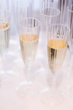 Şampanyayla dolu zarif bardaklar neşeli bir kutlamada konukları bekliyor..