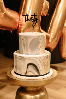 Altın aksanlı muhteşem bir mermer pasta ve özel doğum günü için siyah bir 30 'luk..
