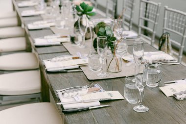 Masalar cam kaplama ve doğal süslemelerle zarif bir şekilde düzenlenmiştir. Özel durumlar için mükemmeldir..