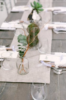 Yeşillik ve dekoratif öğelerle süslenmiş masa sıcak bir atmosferde lezzetli bir akşam yemeği için hazır..