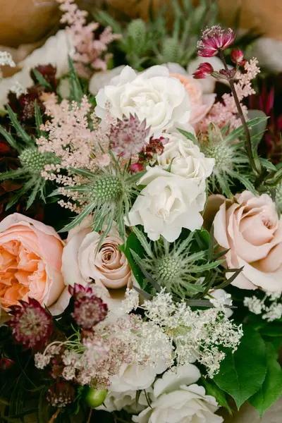 Pembe ve beyaz tonlarında narin çiçekler özel bir durum ya da dekorasyon için mükemmel bir buket oluşturur..