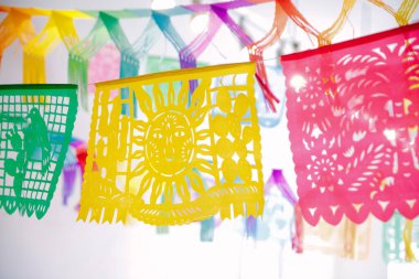 Picado 'nun çeşitli renklerde afişleri kültürel bir kutlama etkinliği sırasında neşeli bir ortam yaratır..