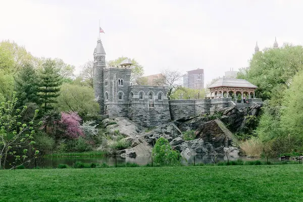 Resmedilmeye değer bir manzara, şato gibi bir yapı ve vernik yeşilliğin ortasında bir çardak ve işlek bir şehirde sakin bir gölet sergiliyor..