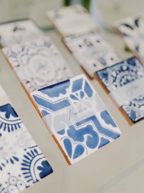 Geleneksel desenli çok güzel döşenmiş fayanslar ziyaretçilerin sanatsal pazarda hayran kalacağı şekilde sergileniyor..