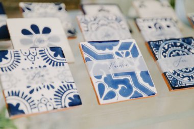 Eşsiz mavi desenli renkli seramik fayanslar yerel bir zanaatkar pazarında sergilenerek pek çok ziyaretçinin ilgisini çekiyor..