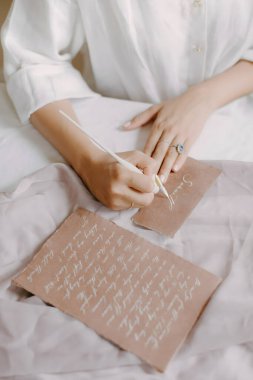 Bir insan, el yazısıyla, yumuşak bir odada dokuma kağıdına samimi bir mektup yazar..