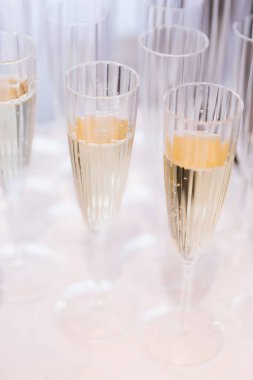 Şampanyayla dolu zarif bardaklar neşeli bir kutlamada konukları bekliyor..