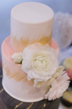 Hassas çiçeklerle süslenmiş pastalar kutlamaya zarafet katar..