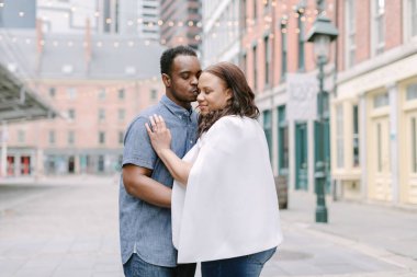 Aşıklar tarihi bir bölgede, dekoratif ışıkların ve neşeli, huzurlu bir gündüz atmosferinin tadını çıkarıyorlar..