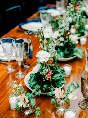 Zarif masa düzenleri ve güzel çiçekler özel bir yemek deneyimi için davetkar bir ortam yaratır..