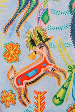 Canlı bir keçi cesur desenler arasında göze çarpar, eşsiz bir sanatsal ifade sergiler..