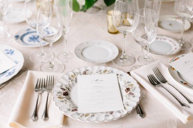 Çiçekli ve kristal bardaklı rafine bir ortam kutlama için sofistike bir ortam yayar..