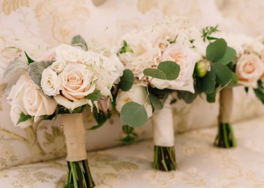 Zarif çiçek düzenlemeleri gül ve yeşillik içerir, düğün arkaplanı ya da düğün partisi gösterisi için mükemmeldir..