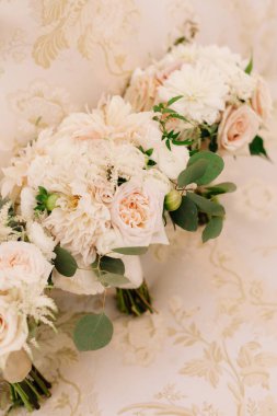 Bir demet gür pembe ve beyaz çiçek narin çiçekler ve yeşillikler sergiliyor, düğün kutlaması için mükemmel..