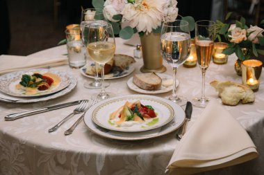 Konuklar, güzel sunulan yemekler, kaliteli şaraplar ve akşam yemeği boyunca şık dekorların yer aldığı müsrif yemeklerden hoşlanırlar..