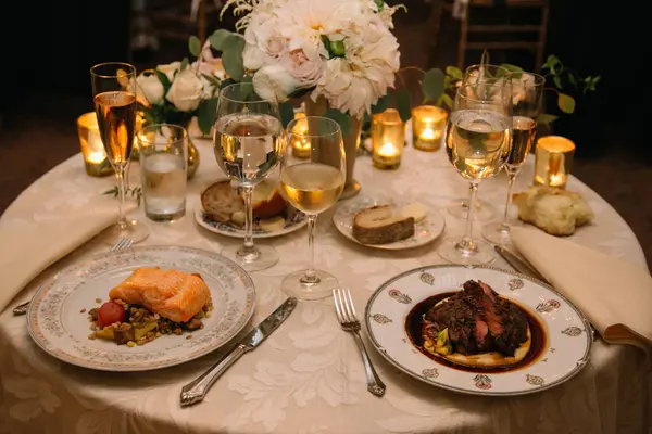 Masalar zarif yemekler ve içeceklerle süslenir. Özel bir kutlama ya da misafirlerle toplanmak için mükemmeldir..