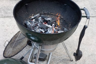 Kömür ızgarası yanan kömürlerle tutuşturulur. Açık havada yemek pişirmek ve arkadaşları ve aileyi eğlendirmek için birebirdir..