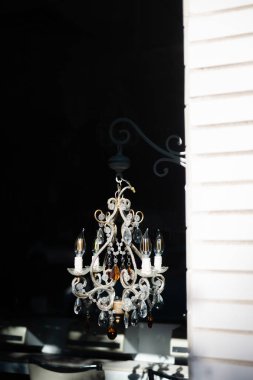 Kristal avize, sıcak ışıkla bir köşeyi aydınlatır. Akşamları davetkar bir atmosfer yaratır..