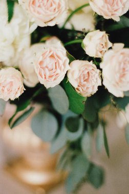 Yumuşak yeşil yapraklı narin pembe güller özel bir gün için güzel bir süs oluşturur..