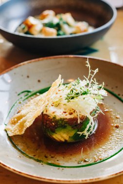 Çok güzel sunulmuş bir yemek sergisi canlı sebzeler ve çıtır çıtır malzemeler eşsiz bir yemek deneyimi sunuyor..