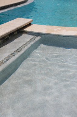 Sakin bir havuz alanı temiz su içerir ve iyi bakımlı peyzaj ve davetkar rahatlama ile çevrilidir..