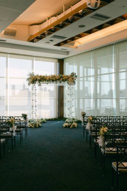 Çok güzel düzenlenmiş bir iç mekan. Çiçekli bir dekor ve göz kamaştırıcı bir şehir silueti var.