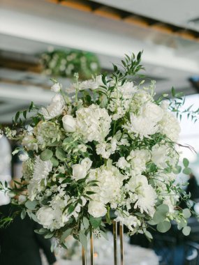 Güzel beyaz çiçekler şık bir ortamda göz kamaştırıcı bir süs oluşturarak ortamın havasını güzelleştirir..