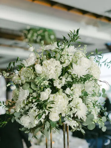 Güzel beyaz çiçekler şık bir ortamda göz kamaştırıcı bir süs oluşturarak ortamın havasını güzelleştirir..