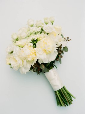 Güzelce düzenlenmiş beyaz çiçekler romantik bir buket oluşturur. Düğün veya özel bir gün için mükemmel olur..