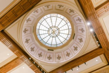 Kubbe, çarpıcı mimari tasarımı vurgulayarak canlı vitray ve süslü detaylar sergiliyor..