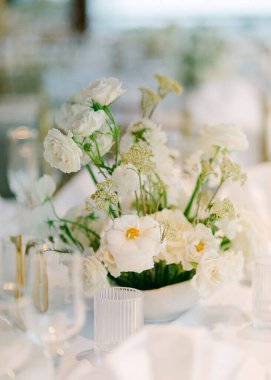 Zarif beyaz çiçekler, şık bir toplantının ya da kutlamanın atmosferini geliştiren güzel bir süs oluşturur..