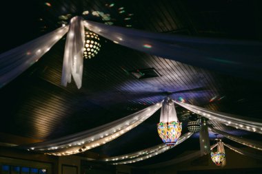 Yanıp sönen ışıklar ve akan kumaşlar kutlama için mükemmel festival alanlarının cazibesini arttırır..