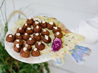 El yapımı tatlılar, keyifli bir kutlama sırasında dekoratif bir tabakta güzel bir şekilde düzenlenmiştir..