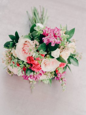 Güller ve canlı çiçeklerle süslenmiş güzel bir buket. Özel bir kutlama veya etkinlik için mükemmel..