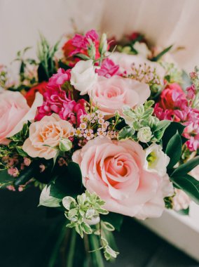 Parlak ve renkli buket pembe güller ve diğer mevsimlik çiçeklere ev dekoruna cazibe katar..