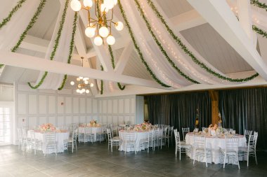 Çiçek aranjmanları ve narin örtülerle süslenmiş masalar unutulmaz bir olay için şenlikli bir ortam yaratır..