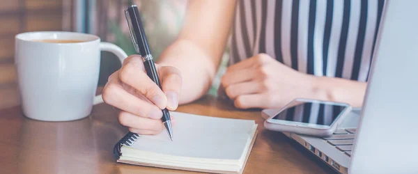 Vrouw Hand Het Schrijven Een Notitieblok Met Een Pen Een — Stockfoto