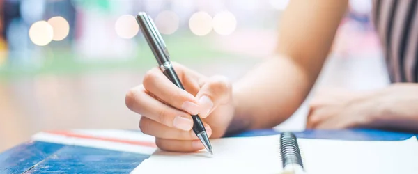 Die Hand Einer Frau Schreibt Mit Einem Stift Auf Einen — Stockfoto