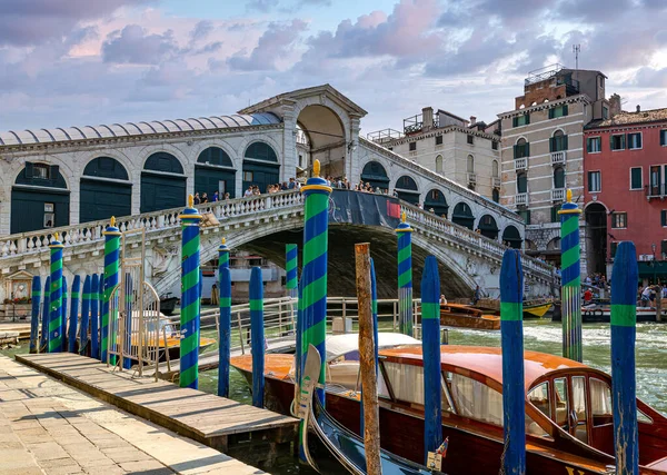 Ponte Rialto Venezia Passerella Sul Canal Grande Ormeggio Sul Canal — Foto Stock