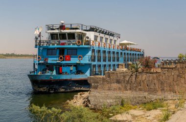 Nil Nehri, Mısır, Afrika 'daki Luxor' a demirlemiş nehir teknesi..