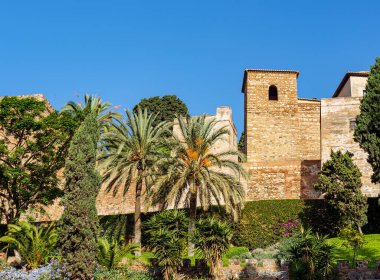 İspanya 'nın Malaga kentindeki antik bir Alcazaba kalesinin duvarları ve kulelerinin yanındaki ortaçağ taş kemerleri ve geçitleri